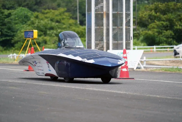 「WGC2025」を走行する名古屋工業大学ソーラーカー部の「Horizon Delta」