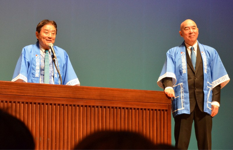 日本保守党の政治資金パーティーで演説する名古屋市の河村たかし氏（左）と百田尚樹氏＝名古屋市中区で2024年6月7日午後8時9分、川瀬慎一朗撮影