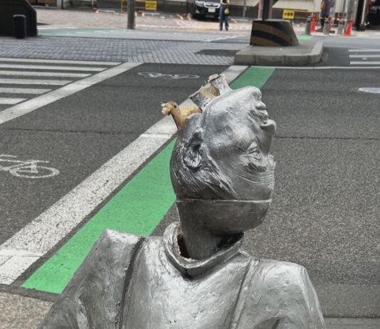 首を折られた豊臣秀吉像 愛媛県警の警察官を懲戒処分 報告怠った同僚3人も処分 名古屋・西区の円頓寺商店街(CBCテレビ) – Yahoo!ニュース